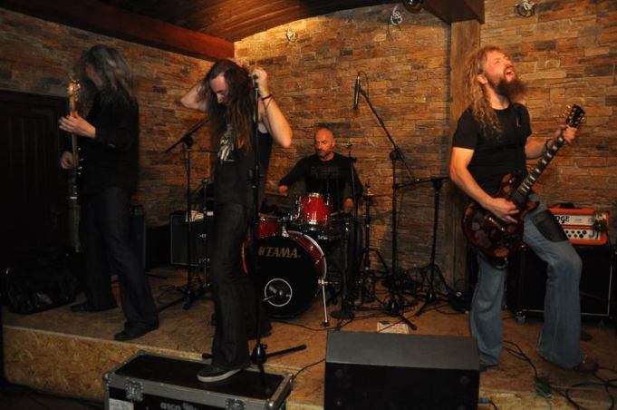 644148_464387157008549_936151156_n